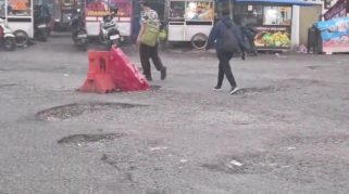 Jalan rusak akses ke Stasiun Depok Baru dan Terminal Depok
